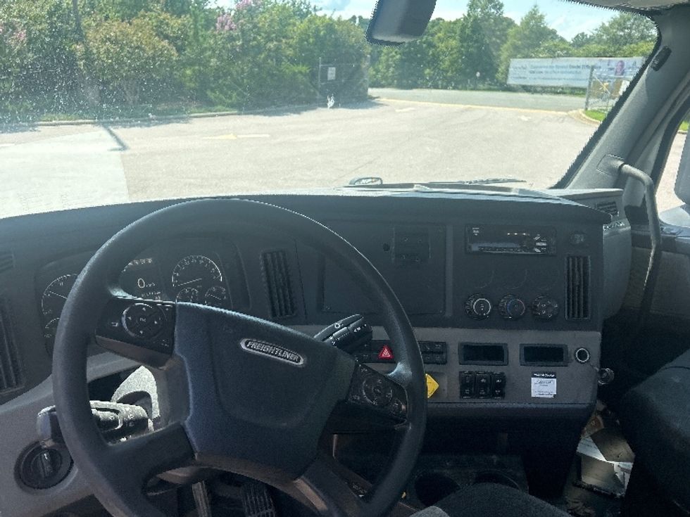 Day Cab Tractor-Heavy Duty Tractors-Freightliner-2019-T12664ST-Mebane-NC-504,623\n\t\tmiles-$ 41,750 - Image 10