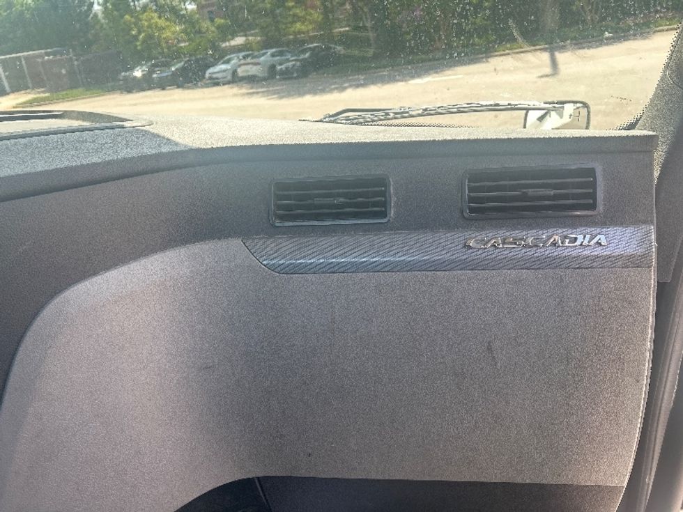 Day Cab Tractor-Heavy Duty Tractors-Freightliner-2019-T12664ST-Mebane-NC-504,623\n\t\tmiles-$ 41,750 - Image 13