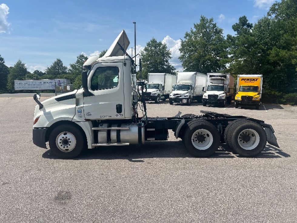 Day Cab Tractor-Heavy Duty Tractors-Freightliner-2019-T12664ST-Mebane-NC-504,623\n\t\tmiles-$ 41,750 - Image 4