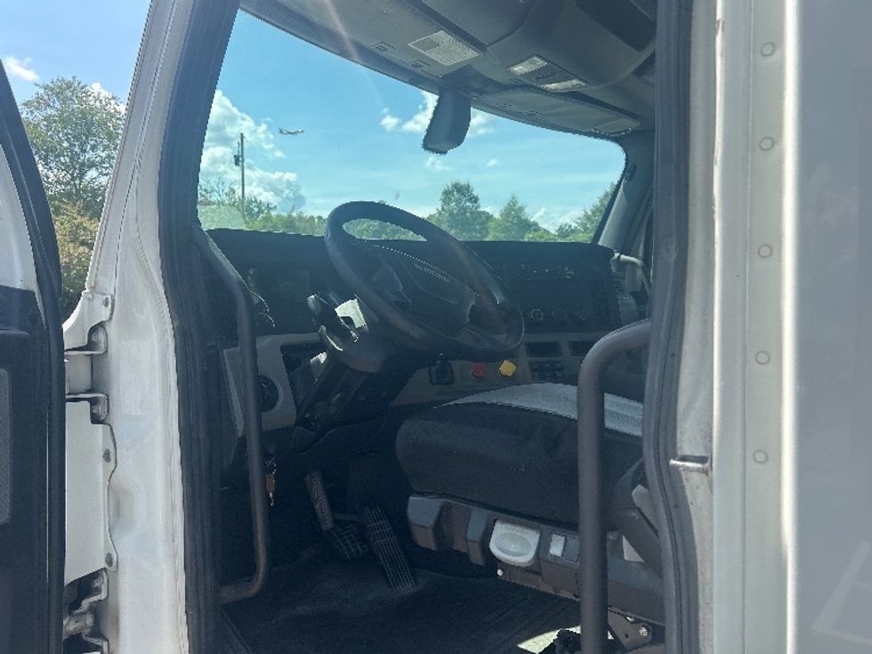 Day Cab Tractor-Heavy Duty Tractors-Freightliner-2019-T12664ST-Mebane-NC-504,623\n\t\tmiles-$ 41,750 - Image 9