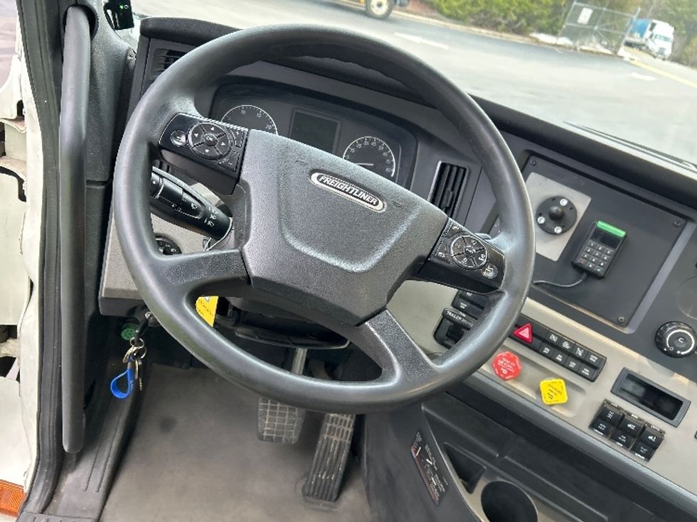 Day Cab Tractor-Heavy Duty Tractors-Freightliner-2019-T12664ST-Mebane-NC-627,308\n\t\tmiles-$ 28,750 - Image 11