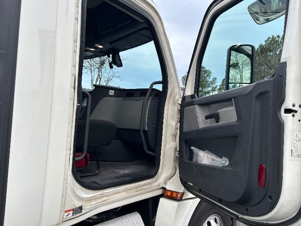 Day Cab Tractor-Heavy Duty Tractors-Freightliner-2019-T12664ST-Mebane-NC-627,308\n\t\tmiles-$ 28,750 - Image 12