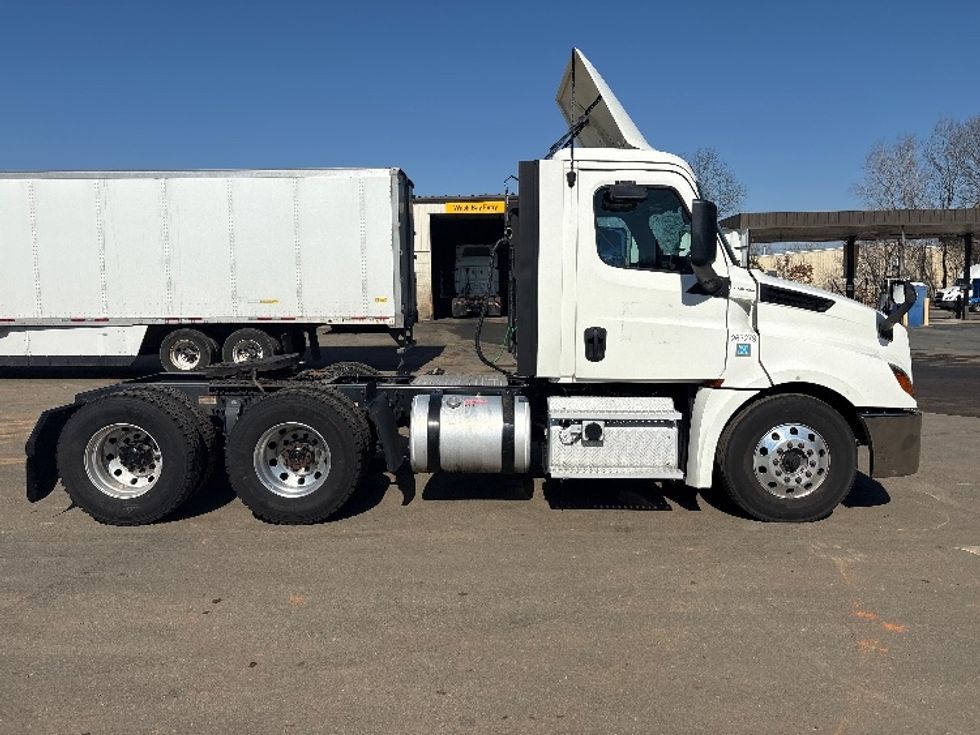 Day Cab Tractor-Heavy Duty Tractors-Freightliner-2019-T12664ST-Mebane-NC-627,308\n\t\tmiles-$ 28,750 - Image 8