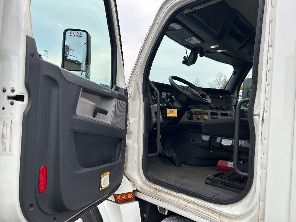 Day Cab Tractor-Heavy Duty Tractors-Freightliner-2019-T12664ST-Mebane-NC-627,308\n\t\tmiles-$ 28,750 - Image 9