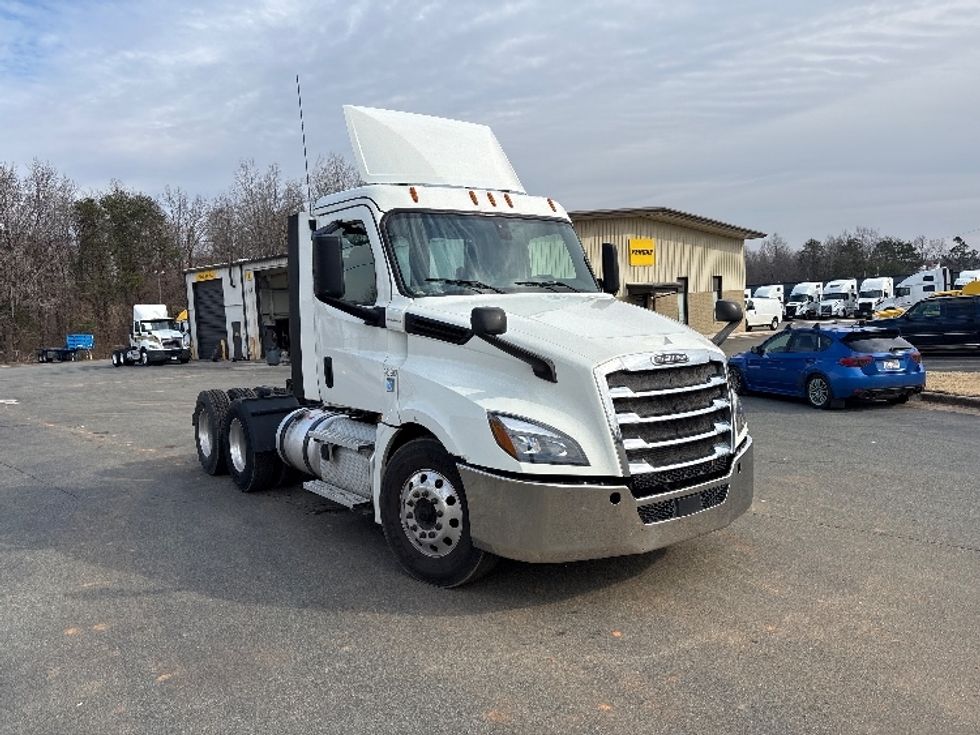 Day Cab Tractor-Heavy Duty Tractors-Freightliner-2019-T12664ST-Mebane-NC-677,261\n\t\tmiles-$ 22,750 - Image 1