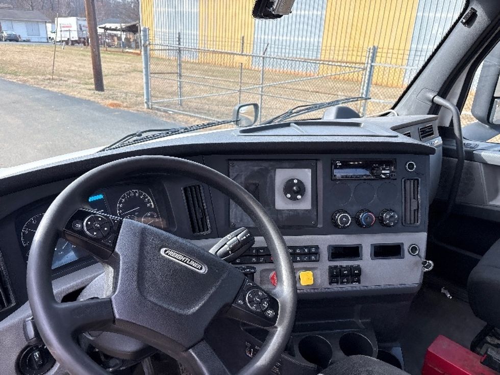 Day Cab Tractor-Heavy Duty Tractors-Freightliner-2019-T12664ST-Mebane-NC-677,261\n\t\tmiles-$ 22,750 - Image 10