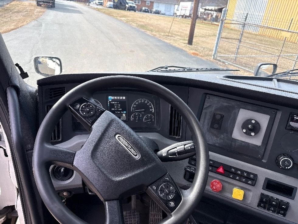 Day Cab Tractor-Heavy Duty Tractors-Freightliner-2019-T12664ST-Mebane-NC-677,261\n\t\tmiles-$ 22,750 - Image 11