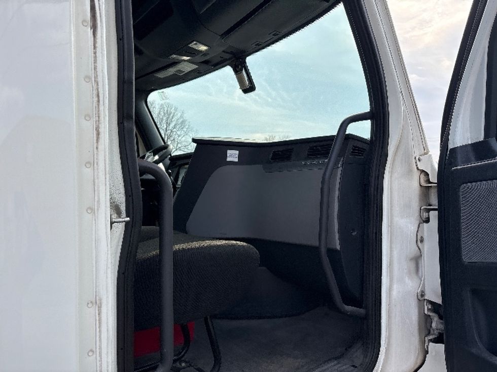 Day Cab Tractor-Heavy Duty Tractors-Freightliner-2019-T12664ST-Mebane-NC-677,261\n\t\tmiles-$ 22,750 - Image 12