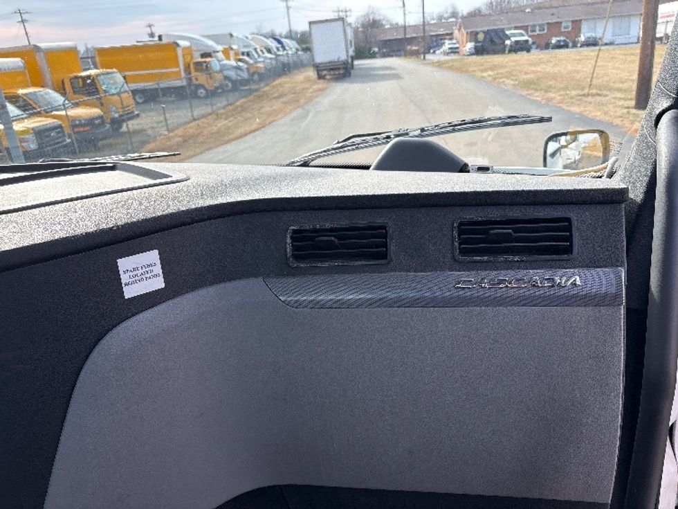 Day Cab Tractor-Heavy Duty Tractors-Freightliner-2019-T12664ST-Mebane-NC-677,261\n\t\tmiles-$ 22,750 - Image 13