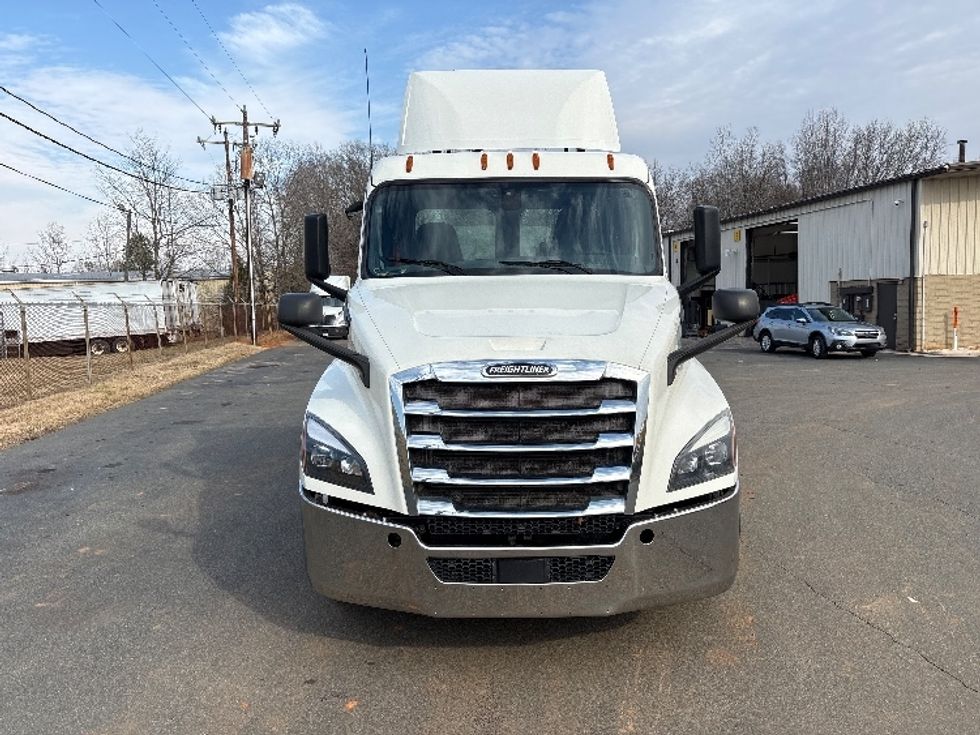 Day Cab Tractor-Heavy Duty Tractors-Freightliner-2019-T12664ST-Mebane-NC-677,261\n\t\tmiles-$ 22,750 - Image 2