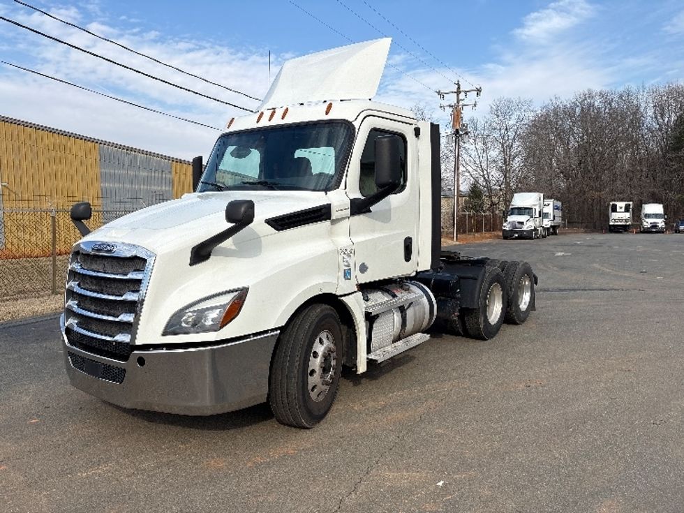 Day Cab Tractor-Heavy Duty Tractors-Freightliner-2019-T12664ST-Mebane-NC-677,261\n\t\tmiles-$ 22,750 - Image 3