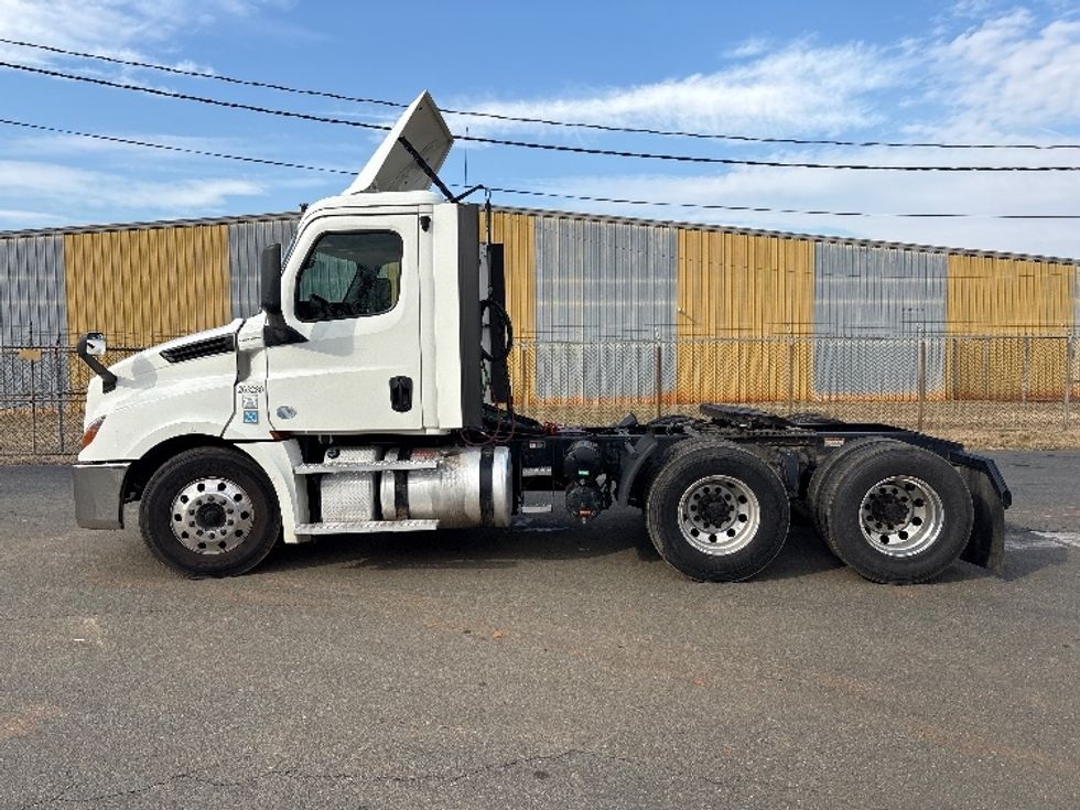 Day Cab Tractor-Heavy Duty Tractors-Freightliner-2019-T12664ST-Mebane-NC-677,261\n\t\tmiles-$ 22,750 - Image 4