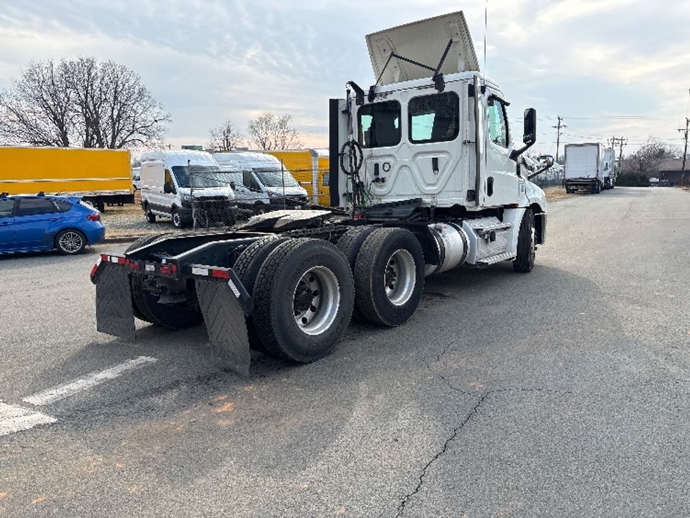 Day Cab Tractor-Heavy Duty Tractors-Freightliner-2019-T12664ST-Mebane-NC-677,261\n\t\tmiles-$ 22,750 - Image 7