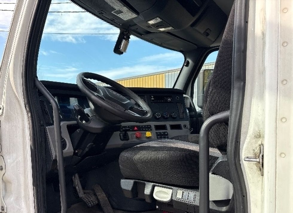 Day Cab Tractor-Heavy Duty Tractors-Freightliner-2019-T12664ST-Mebane-NC-677,261\n\t\tmiles-$ 22,750 - Image 9