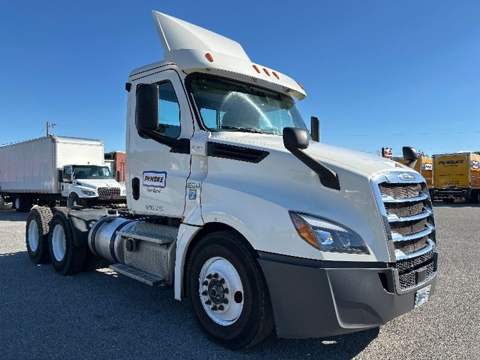 Day Cab Tractor-Heavy Duty Tractors-Freightliner-2019-T12664ST-Mebane-NC-686,200\n\t\tmiles-$ 25,250 - Image 1