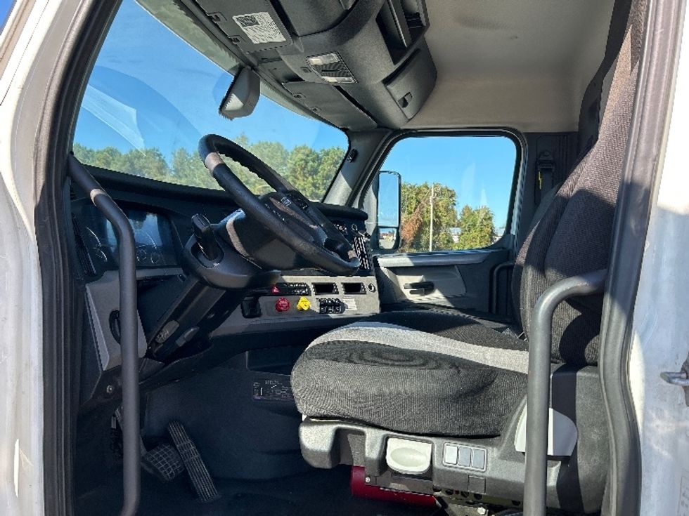 Day Cab Tractor-Heavy Duty Tractors-Freightliner-2019-T12664ST-Mebane-NC-686,200\n\t\tmiles-$ 25,250 - Image 10