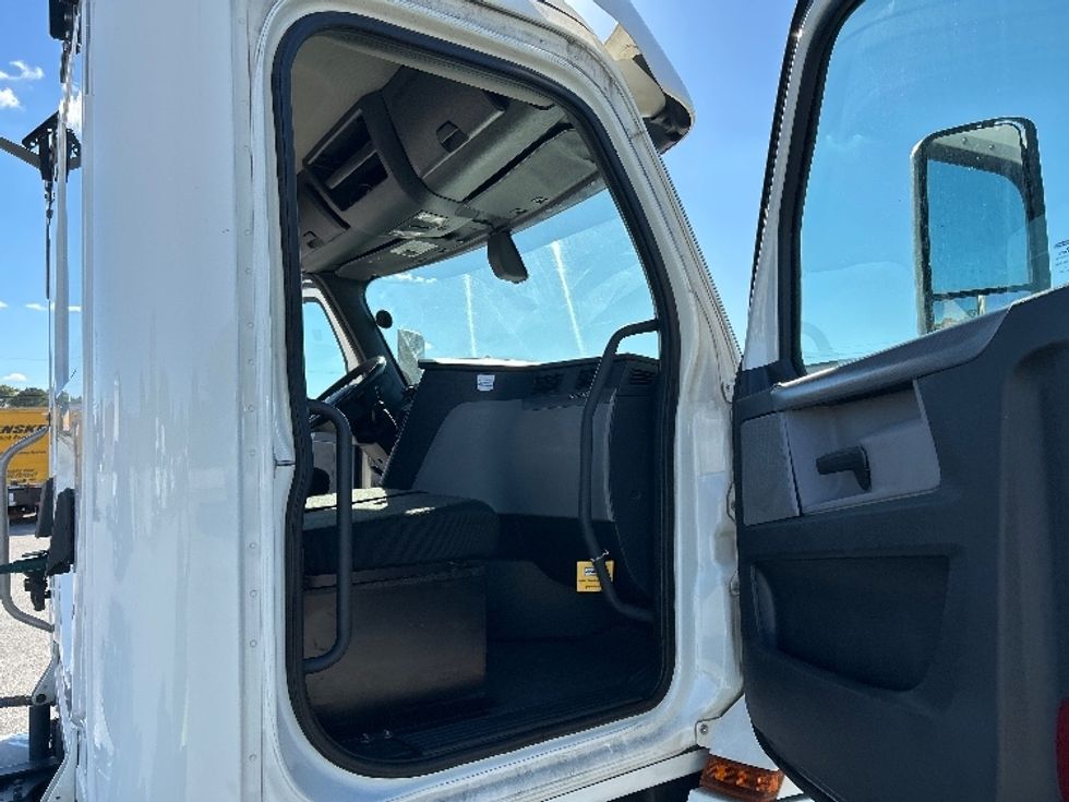 Day Cab Tractor-Heavy Duty Tractors-Freightliner-2019-T12664ST-Mebane-NC-686,200\n\t\tmiles-$ 25,250 - Image 12