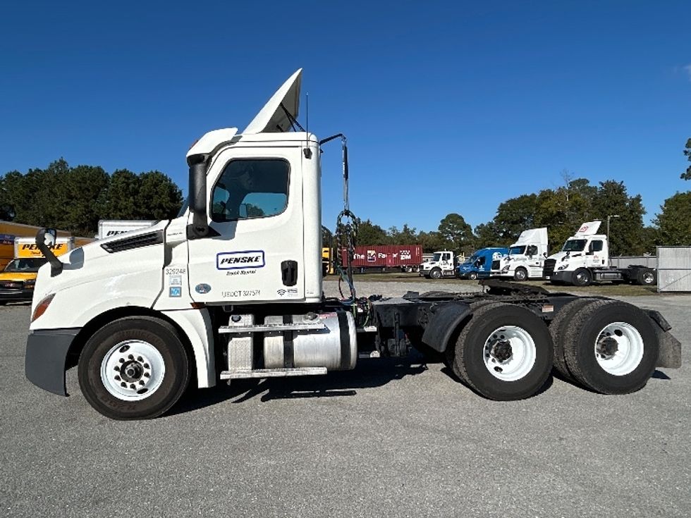 Day Cab Tractor-Heavy Duty Tractors-Freightliner-2019-T12664ST-Mebane-NC-686,200\n\t\tmiles-$ 25,250 - Image 4
