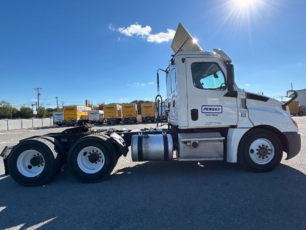 Day Cab Tractor-Heavy Duty Tractors-Freightliner-2019-T12664ST-Mebane-NC-686,200\n\t\tmiles-$ 25,250 - Image 8