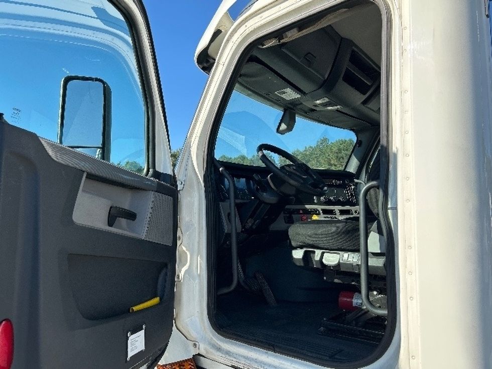 Day Cab Tractor-Heavy Duty Tractors-Freightliner-2019-T12664ST-Mebane-NC-686,200\n\t\tmiles-$ 25,250 - Image 9