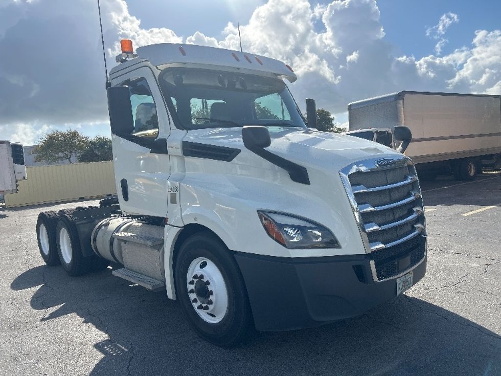 Day Cab Tractor-Heavy Duty Tractors-Freightliner-2019-T12664ST-Medley-FL-198,836\n\t\tmiles-$ 54,250 - Image 1