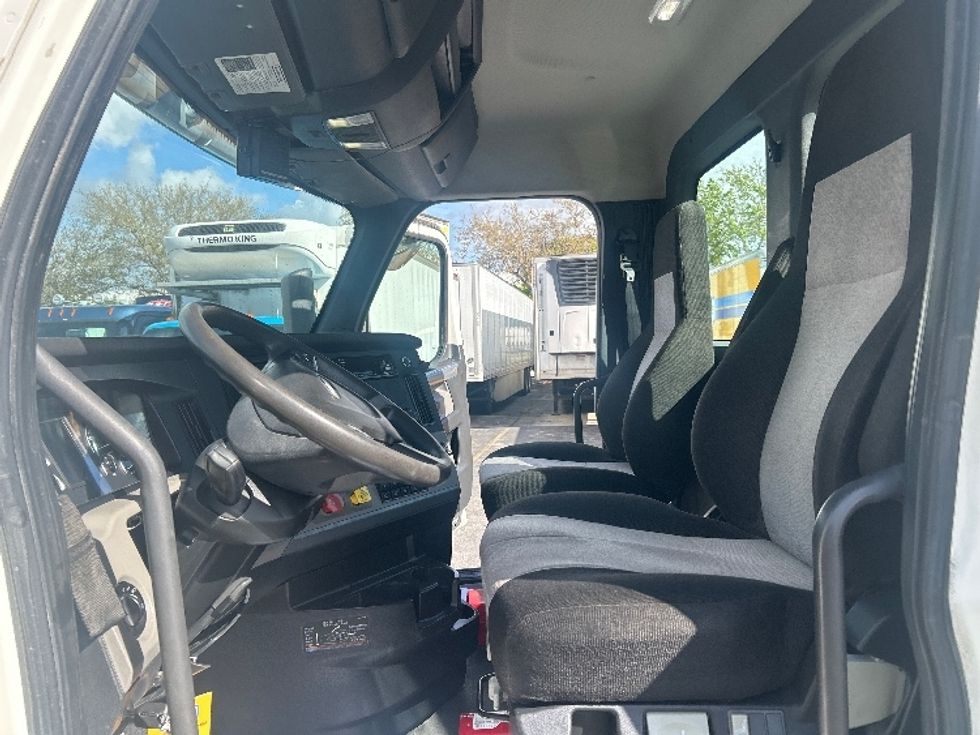 Day Cab Tractor-Heavy Duty Tractors-Freightliner-2019-T12664ST-Medley-FL-198,836\n\t\tmiles-$ 54,250 - Image 10