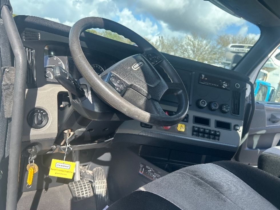 Day Cab Tractor-Heavy Duty Tractors-Freightliner-2019-T12664ST-Medley-FL-198,836\n\t\tmiles-$ 54,250 - Image 11