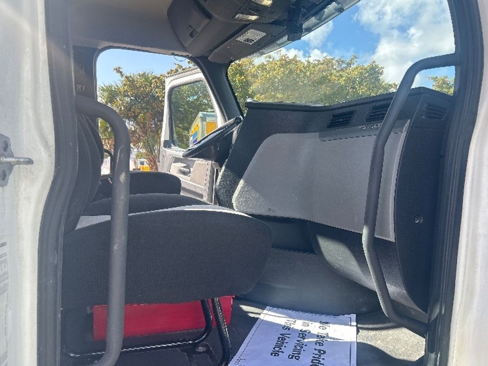 Day Cab Tractor-Heavy Duty Tractors-Freightliner-2019-T12664ST-Medley-FL-198,836\n\t\tmiles-$ 54,250 - Image 12