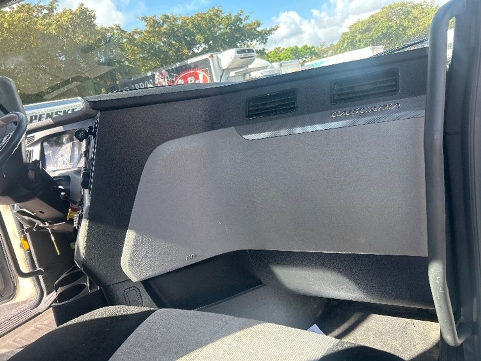 Day Cab Tractor-Heavy Duty Tractors-Freightliner-2019-T12664ST-Medley-FL-198,836\n\t\tmiles-$ 54,250 - Image 13