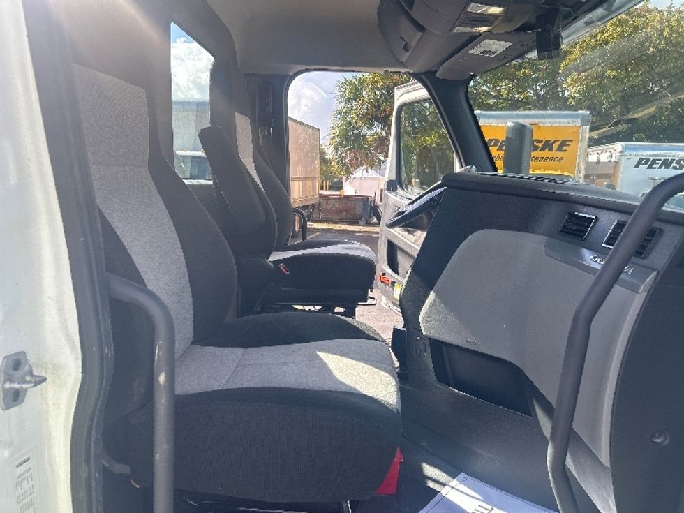 Day Cab Tractor-Heavy Duty Tractors-Freightliner-2019-T12664ST-Medley-FL-198,836\n\t\tmiles-$ 54,250 - Image 14