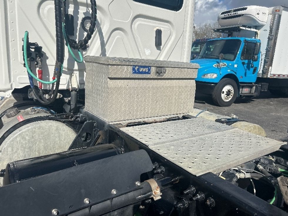 Day Cab Tractor-Heavy Duty Tractors-Freightliner-2019-T12664ST-Medley-FL-198,836\n\t\tmiles-$ 54,250 - Image 17