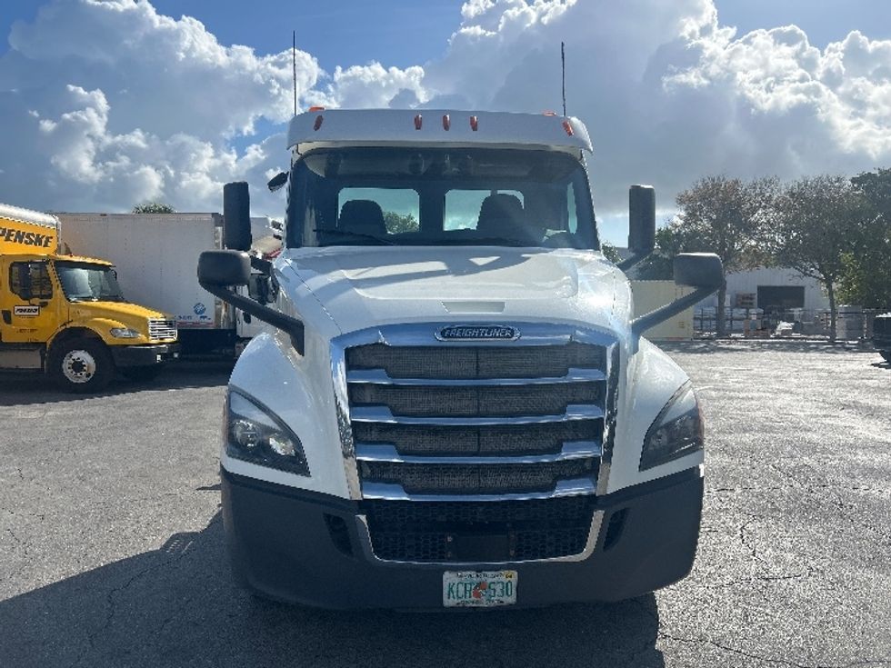 Day Cab Tractor-Heavy Duty Tractors-Freightliner-2019-T12664ST-Medley-FL-198,836\n\t\tmiles-$ 54,250 - Image 2