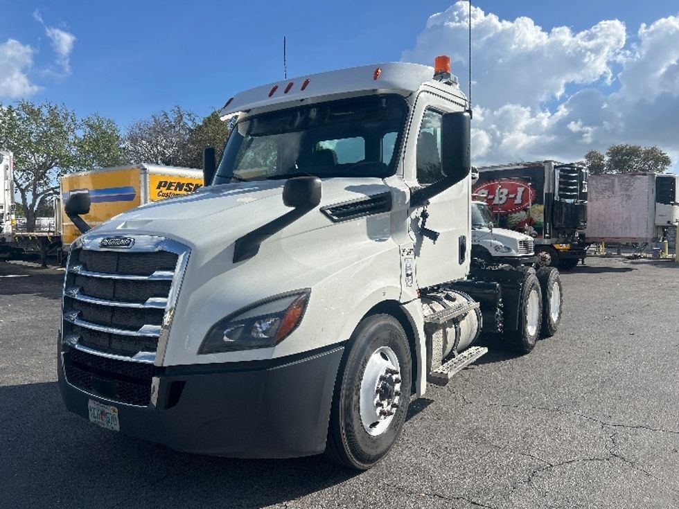 Day Cab Tractor-Heavy Duty Tractors-Freightliner-2019-T12664ST-Medley-FL-198,836\n\t\tmiles-$ 54,250 - Image 3