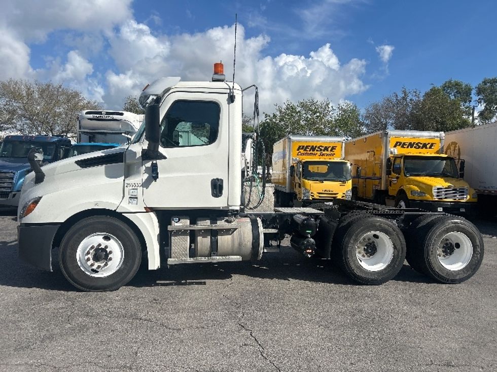 Day Cab Tractor-Heavy Duty Tractors-Freightliner-2019-T12664ST-Medley-FL-198,836\n\t\tmiles-$ 54,250 - Image 4