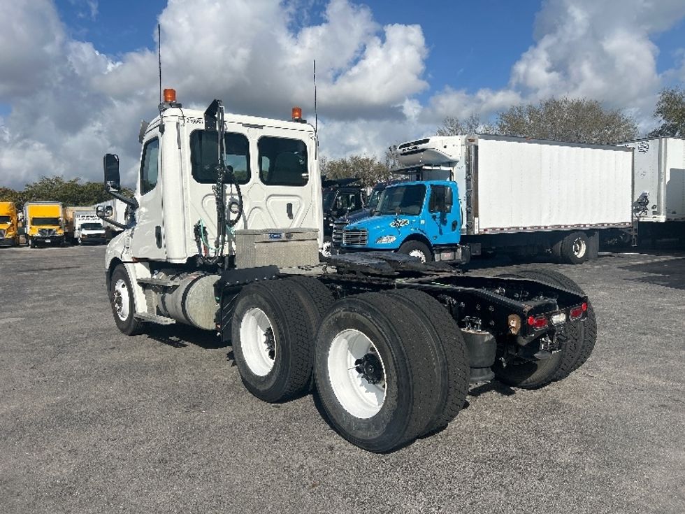 Day Cab Tractor-Heavy Duty Tractors-Freightliner-2019-T12664ST-Medley-FL-198,836\n\t\tmiles-$ 54,250 - Image 5