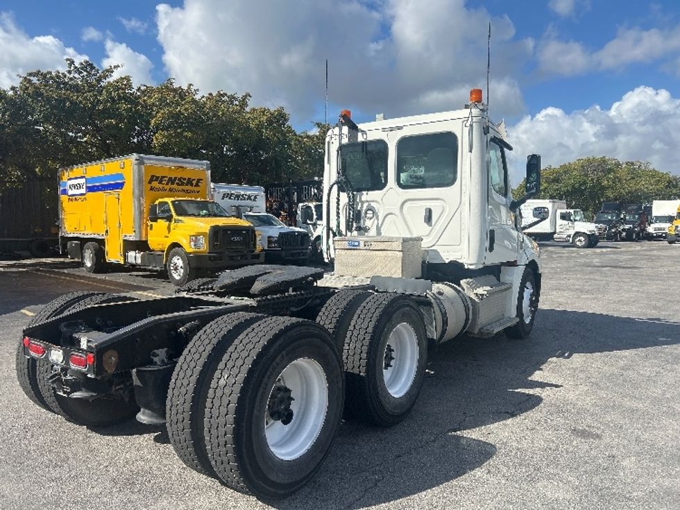 Day Cab Tractor-Heavy Duty Tractors-Freightliner-2019-T12664ST-Medley-FL-198,836\n\t\tmiles-$ 54,250 - Image 7