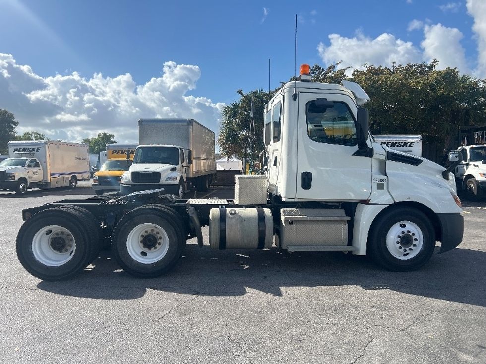 Day Cab Tractor-Heavy Duty Tractors-Freightliner-2019-T12664ST-Medley-FL-198,836\n\t\tmiles-$ 54,250 - Image 8