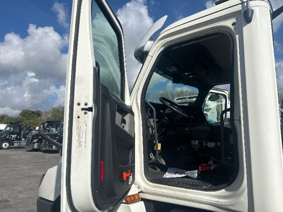 Day Cab Tractor-Heavy Duty Tractors-Freightliner-2019-T12664ST-Medley-FL-198,836\n\t\tmiles-$ 54,250 - Image 9