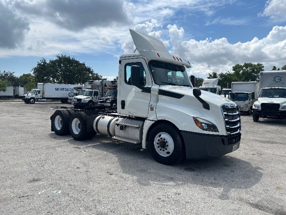 Day Cab Tractor-Heavy Duty Tractors-Freightliner-2019-T12664ST-Medley-FL-216,803\n\t\tmiles-$ 55,500 - Image 1