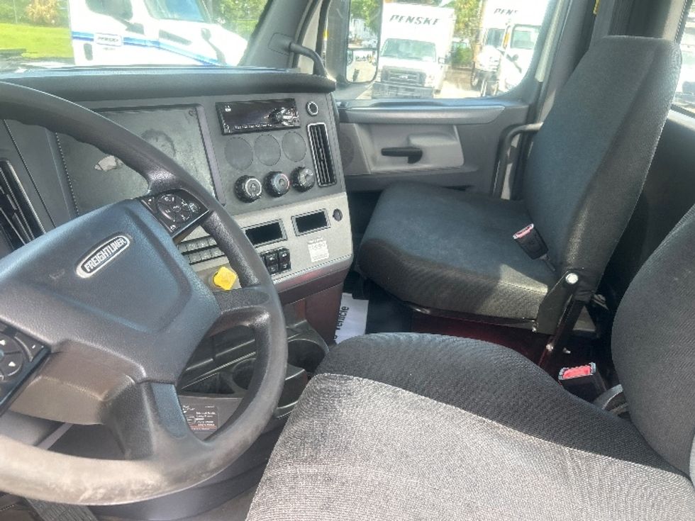 Day Cab Tractor-Heavy Duty Tractors-Freightliner-2019-T12664ST-Medley-FL-216,803\n\t\tmiles-$ 55,500 - Image 10