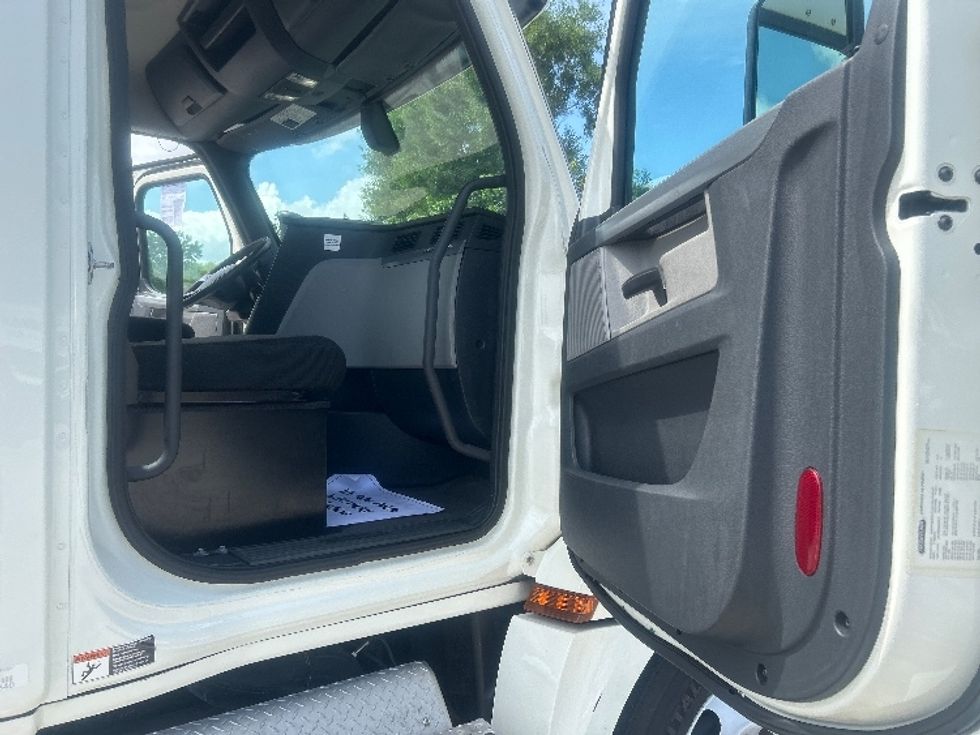 Day Cab Tractor-Heavy Duty Tractors-Freightliner-2019-T12664ST-Medley-FL-216,803\n\t\tmiles-$ 55,500 - Image 12