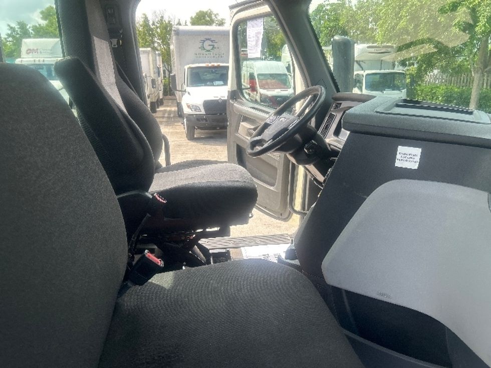 Day Cab Tractor-Heavy Duty Tractors-Freightliner-2019-T12664ST-Medley-FL-216,803\n\t\tmiles-$ 55,500 - Image 14