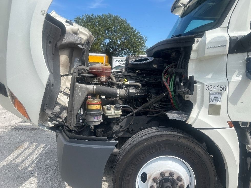 Day Cab Tractor-Heavy Duty Tractors-Freightliner-2019-T12664ST-Medley-FL-216,803\n\t\tmiles-$ 55,500 - Image 16