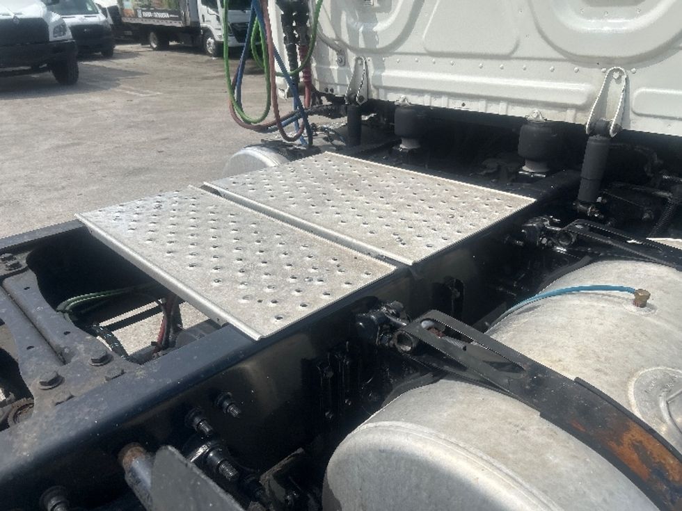 Day Cab Tractor-Heavy Duty Tractors-Freightliner-2019-T12664ST-Medley-FL-216,803\n\t\tmiles-$ 55,500 - Image 17