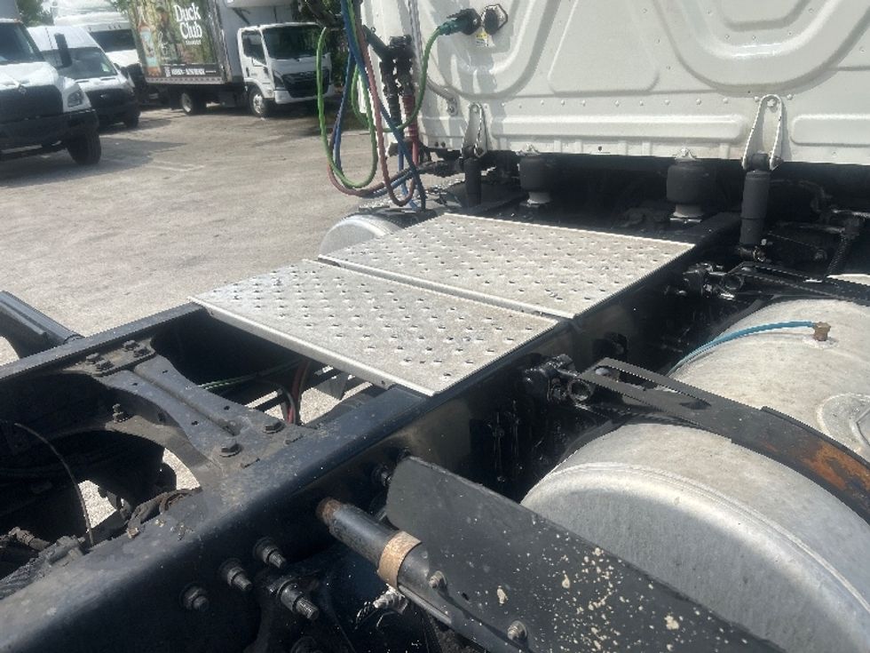 Day Cab Tractor-Heavy Duty Tractors-Freightliner-2019-T12664ST-Medley-FL-216,803\n\t\tmiles-$ 55,500 - Image 18