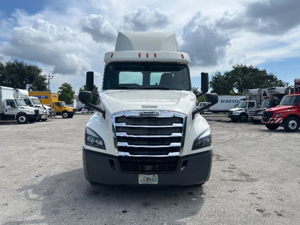 Day Cab Tractor-Heavy Duty Tractors-Freightliner-2019-T12664ST-Medley-FL-216,803\n\t\tmiles-$ 55,500 - Image 2