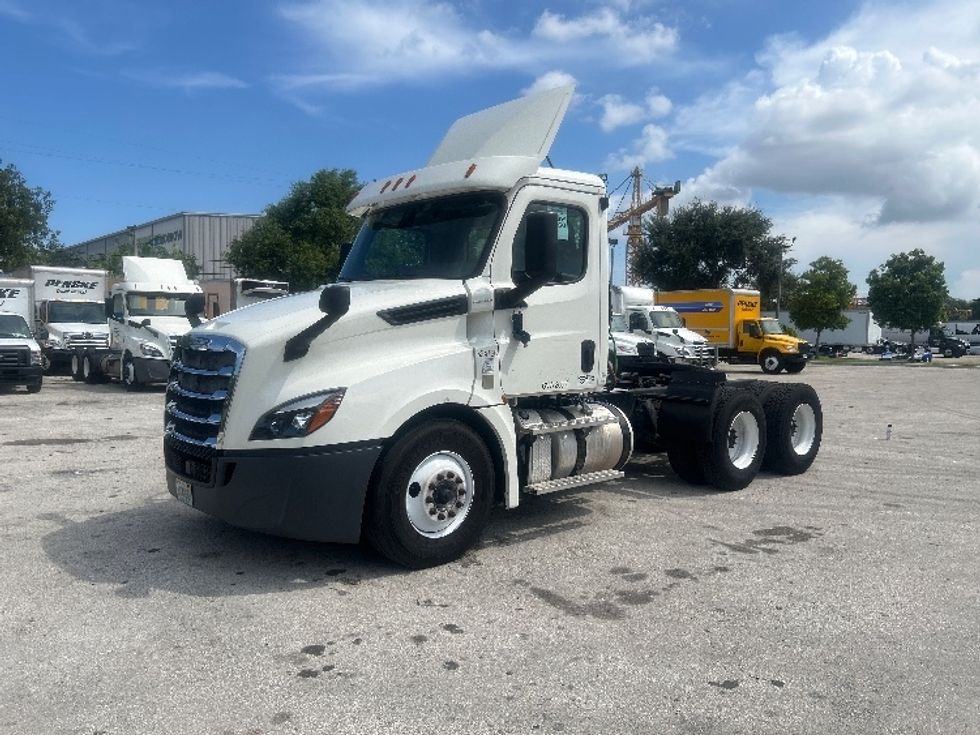 Day Cab Tractor-Heavy Duty Tractors-Freightliner-2019-T12664ST-Medley-FL-216,803\n\t\tmiles-$ 55,500 - Image 3