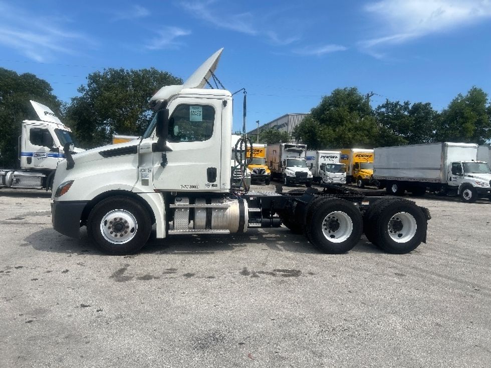 Day Cab Tractor-Heavy Duty Tractors-Freightliner-2019-T12664ST-Medley-FL-216,803\n\t\tmiles-$ 55,500 - Image 4