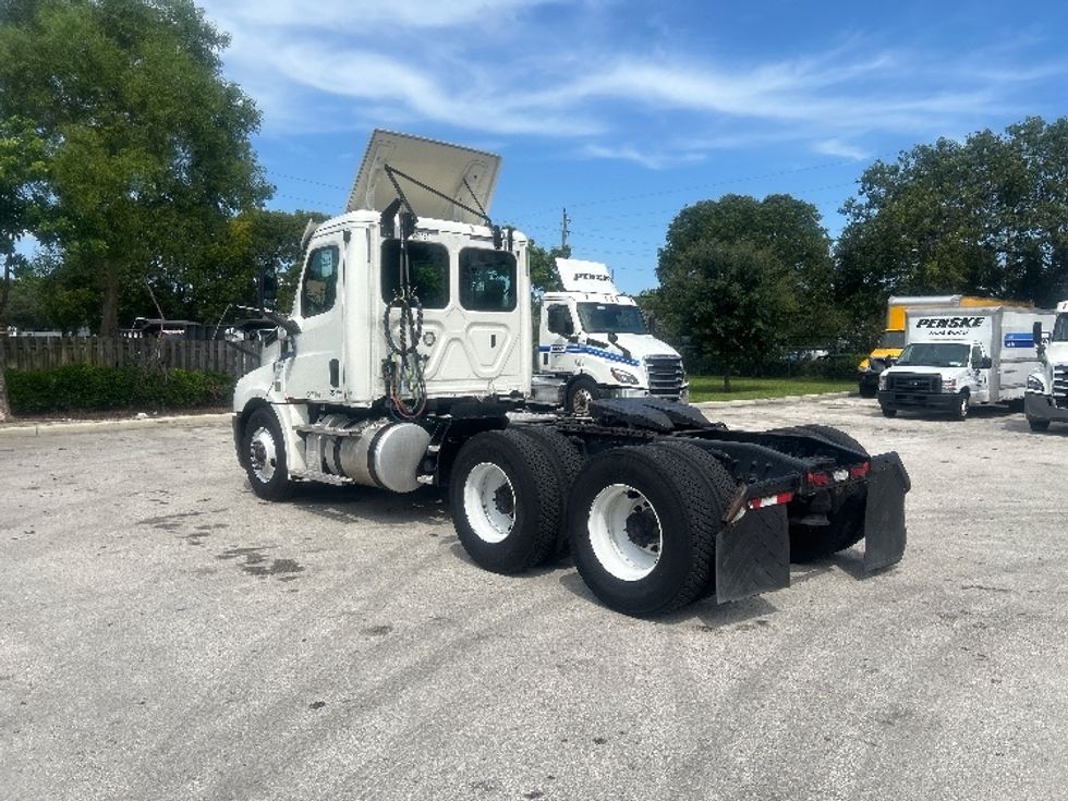 Day Cab Tractor-Heavy Duty Tractors-Freightliner-2019-T12664ST-Medley-FL-216,803\n\t\tmiles-$ 55,500 - Image 5