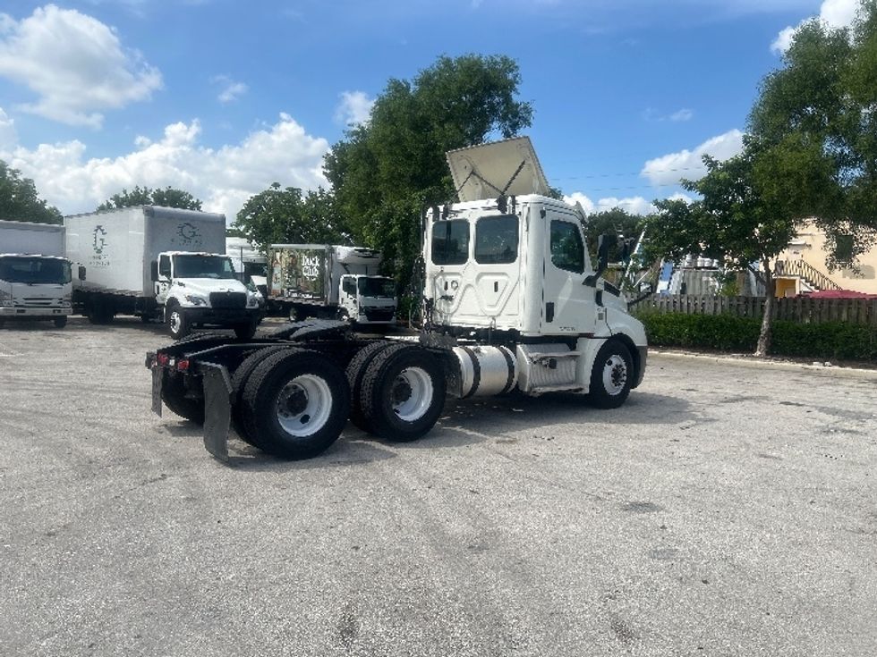 Day Cab Tractor-Heavy Duty Tractors-Freightliner-2019-T12664ST-Medley-FL-216,803\n\t\tmiles-$ 55,500 - Image 7